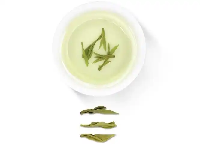 茶汤嫩绿明亮,相较龙井43号等新型品种,这款老槰儿龙井香气更为浓郁