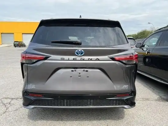 新款丰田塞纳外观造型采用的是丰田家族最新的设计,整个前脸造型是