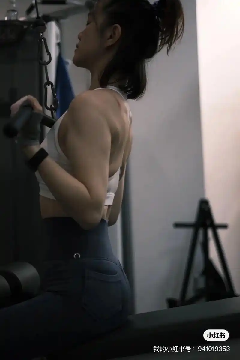女性力量 她很瘦 但她有力量 肌肉的线条感真的 - 抖音