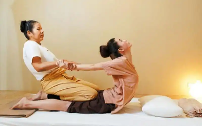 餐馆,旅游代理点,按摩店,既来之则安之,享受一下泰式按摩也不错