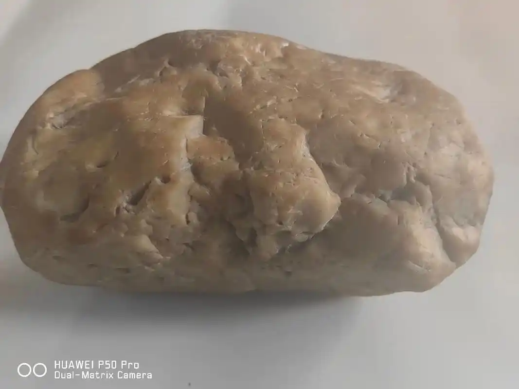 一块玉化陨石,表面呈淡橘黄色,有被高温燃烧过的痕迹,熔坑和熔 - 抖音