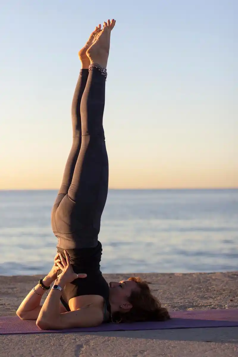 倒立是一种特殊的体位,被认为有助于减肥,抗衰老和促进身体健康.