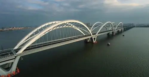 结构均采用钢-混凝土组合结构,主桥采用蝶形钢拱-结合梁组合体系拱桥