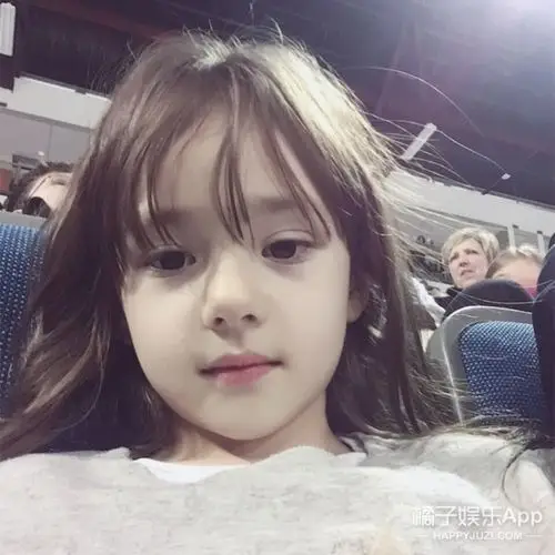 会钢琴会网球当模特这个8岁混血萝莉既貌美如花还能赚钱养家