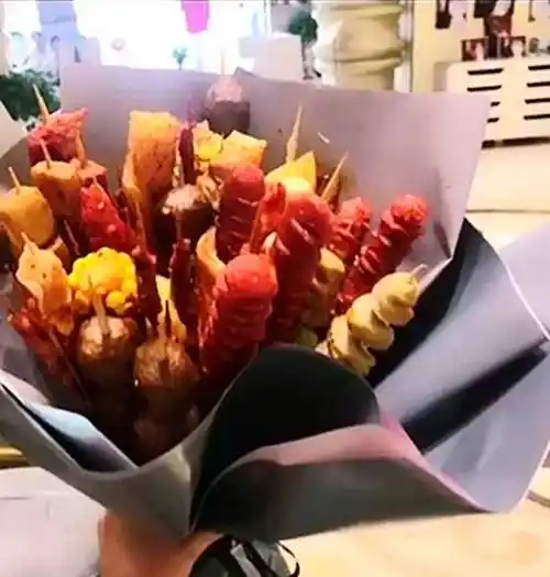 高兴,因此引发了网友的热议,有不少朋友认为这个男生用烤串做成的花束