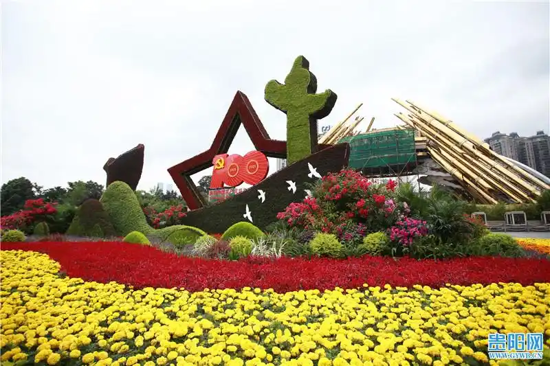 花卉造型扮靓贵阳喜迎建党100周年