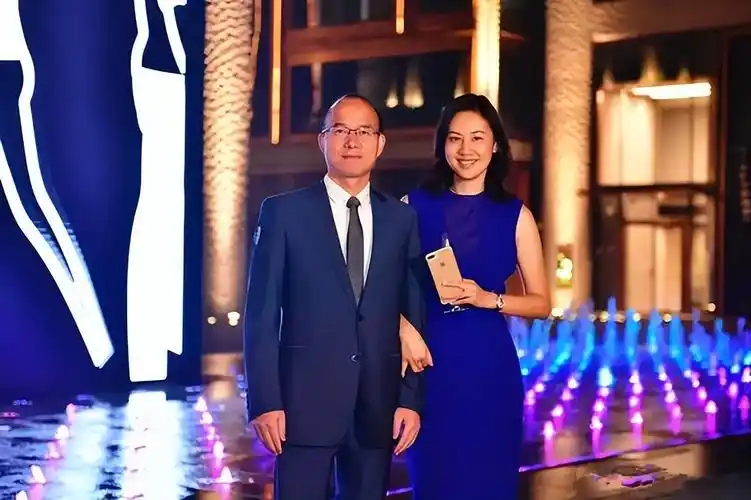 上海的两个百亿富豪,一个娶了上海女主持,另一个娶了台湾女主持