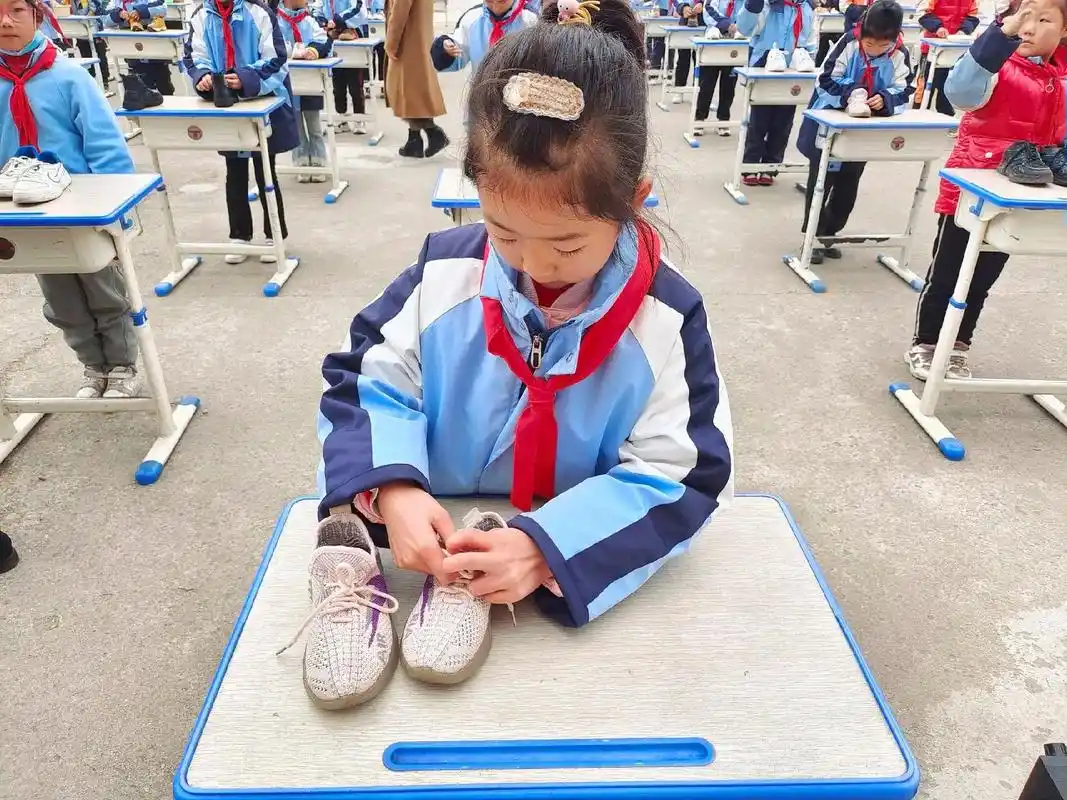 上关镇中心小学劳动技能大赛之穿系鞋带 - 抖音