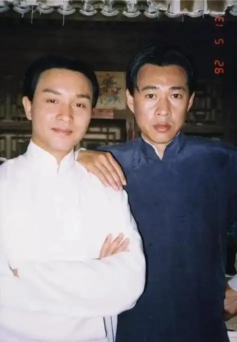 在这部电影中,张丰毅和张国荣,巩俐等一众大咖合作,他在其中饰演男二