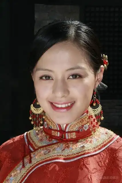 王力可剧照王力可饰孔雀新浪娱乐讯 大型反特剿匪剧《迷雾重重》日前