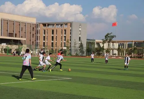 写美篇       本次足球赛采用国际足球审定的最新足球竞赛规则,比赛用