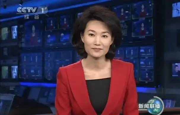 原创她是新闻联播主持人摘下戴了13年的假发减龄10岁不止