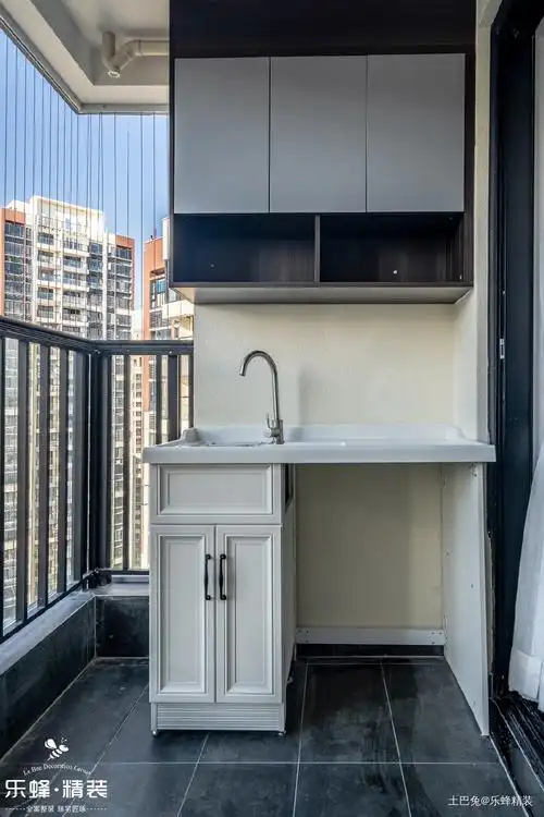 【乐蜂实景】财富城现代简约114㎡阳台橱柜现代简约阳台设计图片赏析