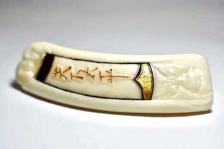 猪牙雕天下太平