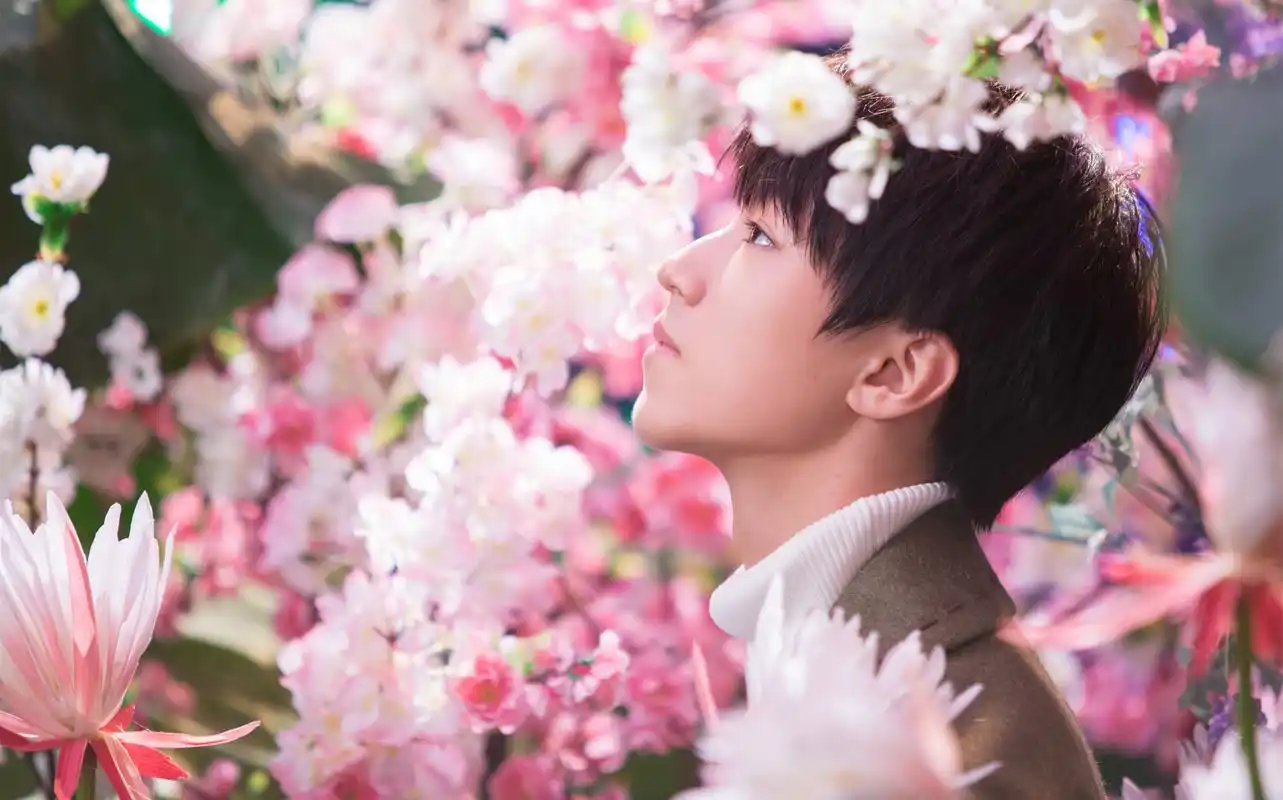 王俊凯18岁成年礼宽屏壁纸_全能偶像王俊凯