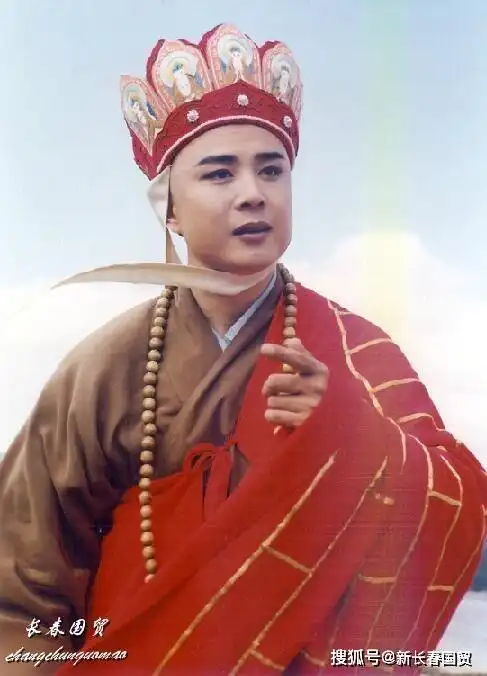 62岁徐少华身披袈裟现身商演,现场派发礼物大受欢迎_唐僧