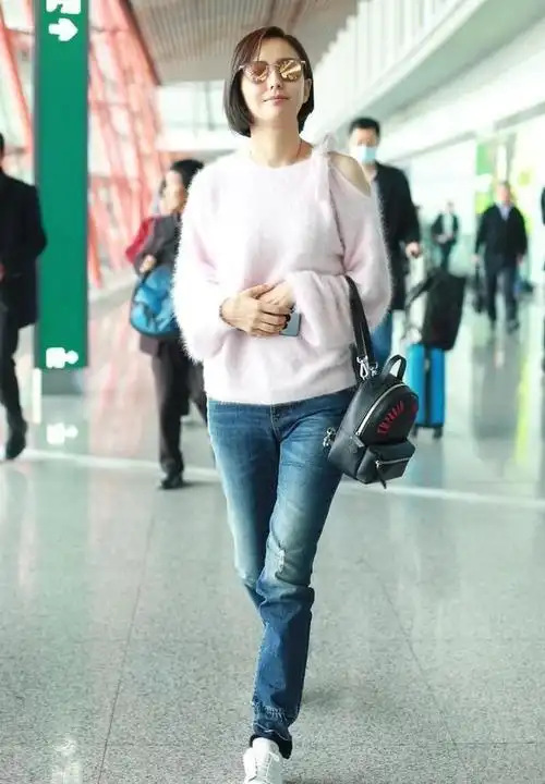 佟丽娅衣品也太好了,简单长裤搭配的好时尚,穿出我买不起的感觉