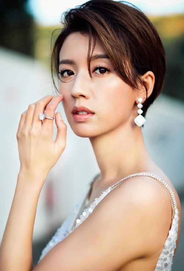 看完她的身材展现,才清楚其中原因|蔡思贝|身材|短发_新浪新闻