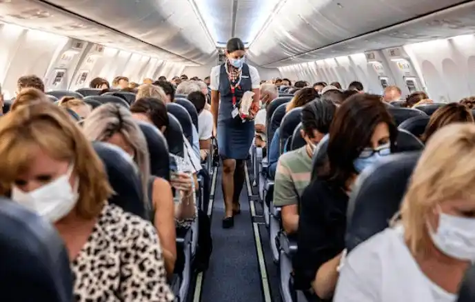 机舱变蒸笼加拿大航班延误数百名乘客在机舱苦等5小时口罩全摘了