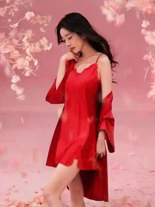 杨幂36岁时穿比基尼惹争议_女王_广告_观众