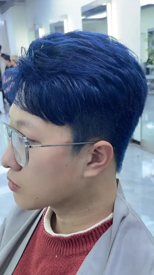 蓝色雾霾蓝高饱和蓝冰蓝蓝紫不同,需要漂浅
头发到8度及以上才可以