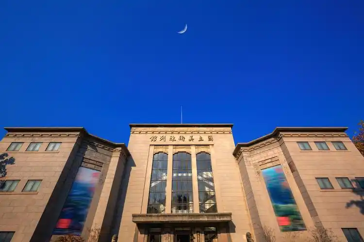 晴日里的国立美术陈列馆民国建筑南京