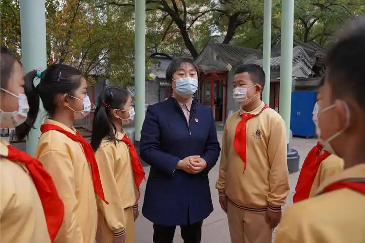 党的二十大代表北京实验二小校长芦咏莉希望每个孩子都能更加开放自我