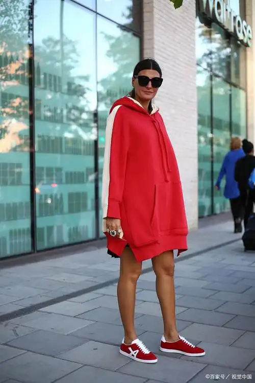 红色板鞋引领潮流,轻松搭配出个性时尚造型全攻略!