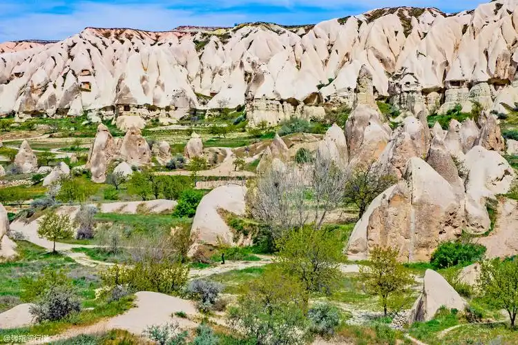 土耳其最奇特的小镇在高原奇峰岩洞中开凿教堂如天外造物