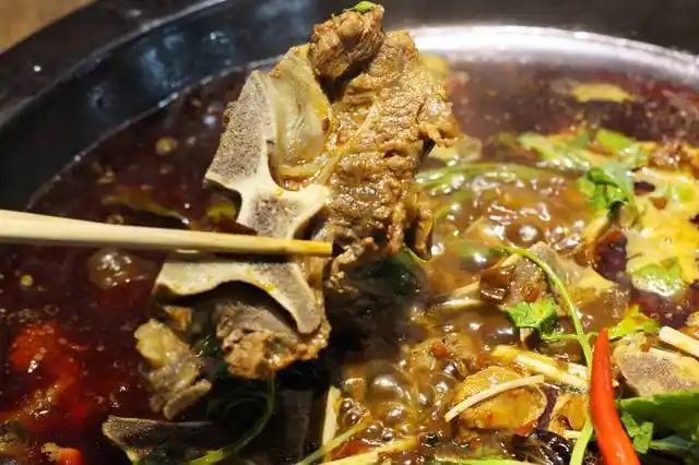 精选上好原料 每一天都是味美鲜嫩的 牛骨头锅 分量十足的牛骨锅端上