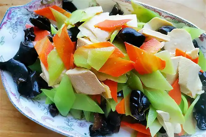 第五道:小炒四喜食材:豆干一块,胡萝卜一根,莴笋一根,木耳10克,适量