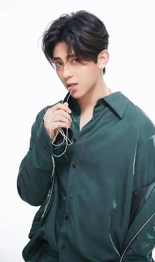 符龙飞不仅具有偶像魅力,而且夏季穿搭也更具潮流,尽显青春帅气