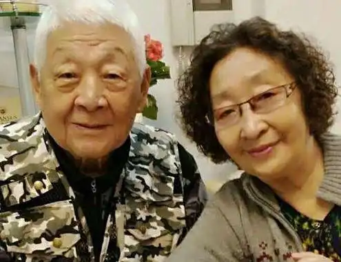 彭玉:照顾瘫痪丈夫8年,两个女儿均是演员,却在67岁嫁给姐夫