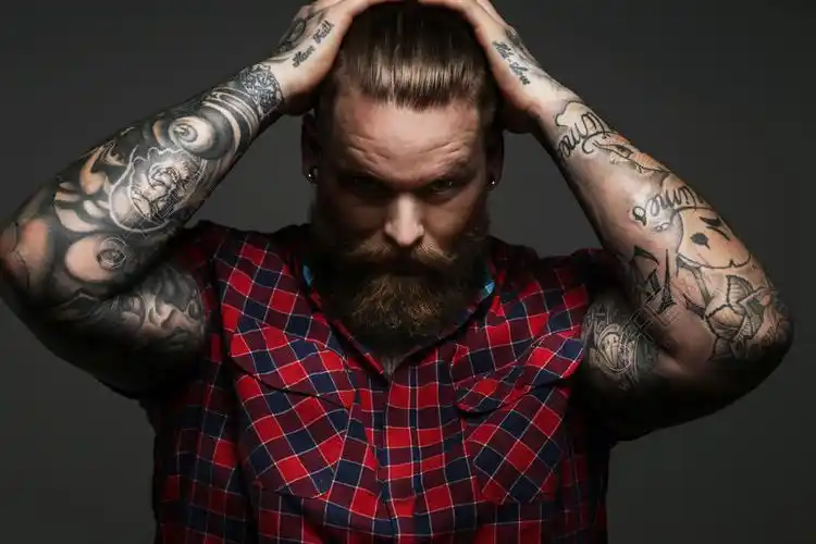 在工作室的胳膊上的纹身男