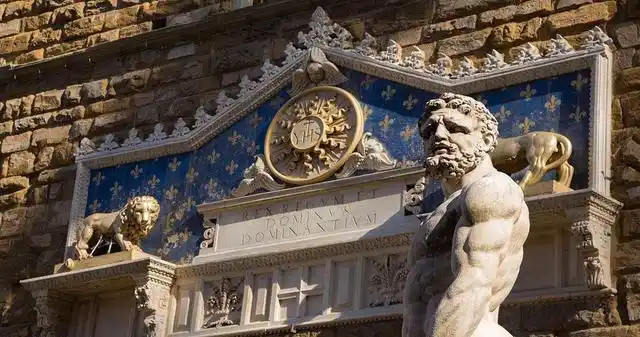 多年来,美第奇银行掌控着三家工业企业:两家毛纺作坊和一家丝绸作坊.