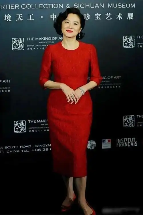 林青霞真老了近照穿皮草画浓妆大开叉秀牛奶美腿气质服了