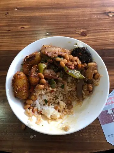 吉首火车站对面有一家大碗饭,自助餐15块钱一份,我感觉很适合土家人的