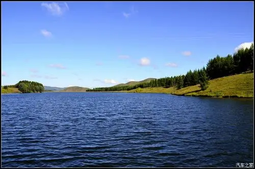 神龙潭,一片清澈见底的湖水,伴着远山坡上放牧的牛马羊,景色不错