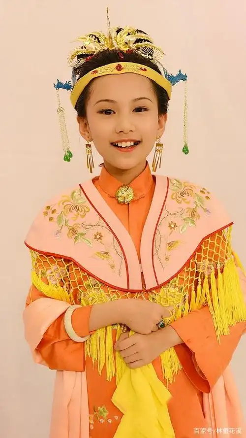 美女小戏骨郭飞歌饰演王熙凤,看看她的扮相,很美