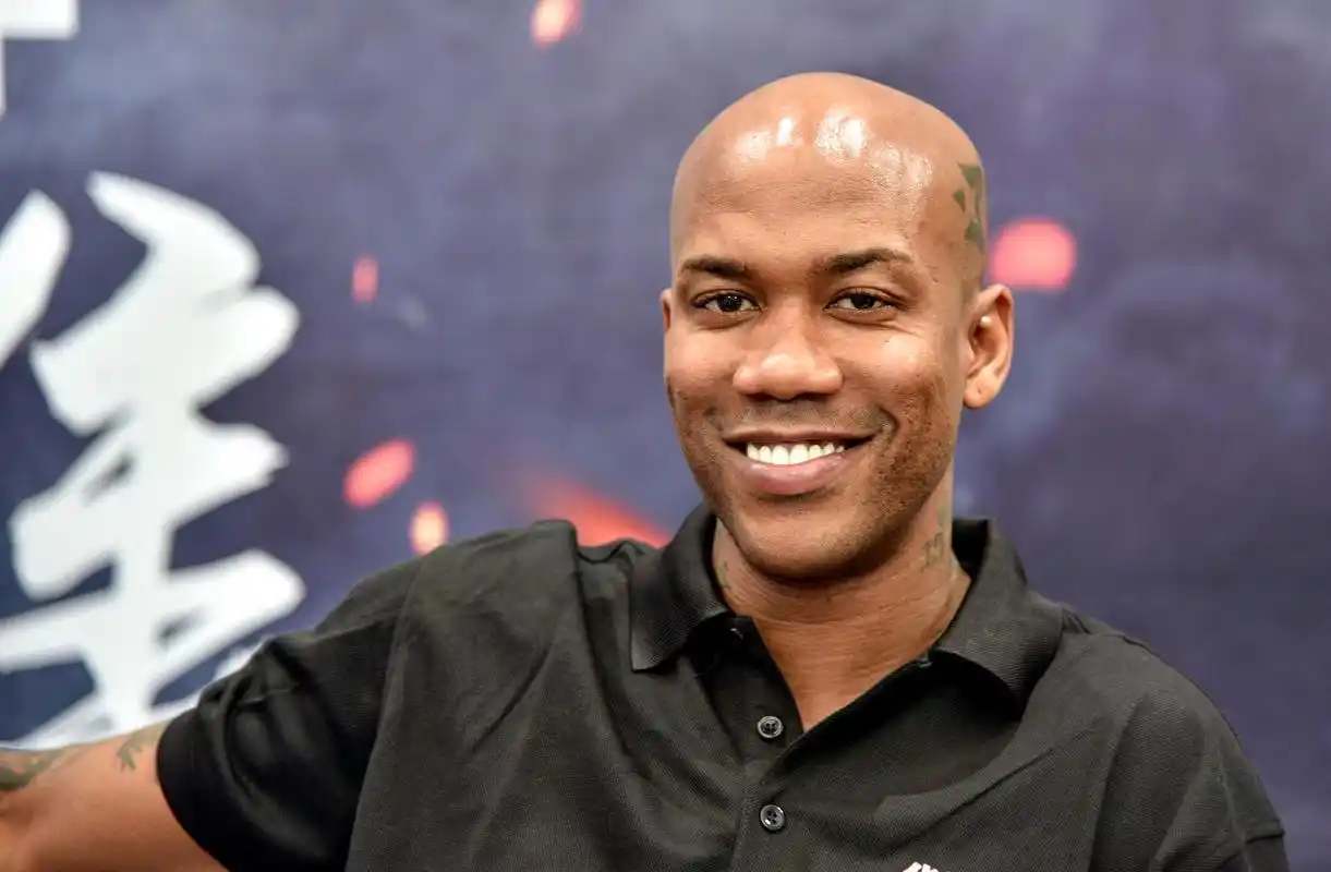 马布里晒全队训练团队化学反应形成的过程