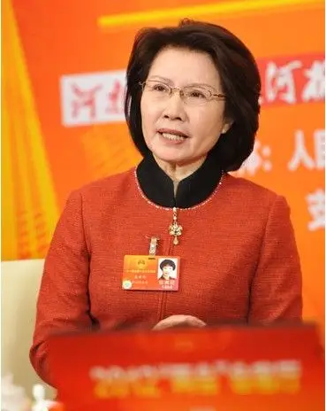 虎美玲粪堆上为农民唱戏