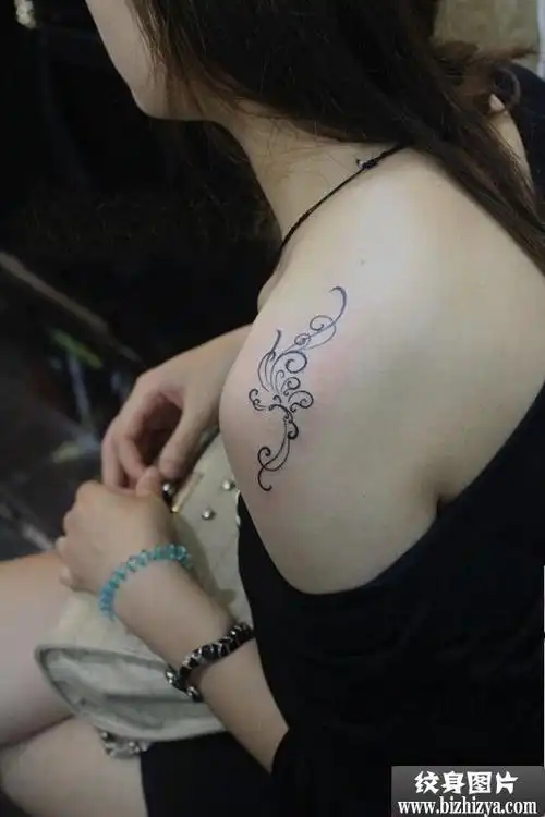 美女性感肩部花藤刺青图案图片