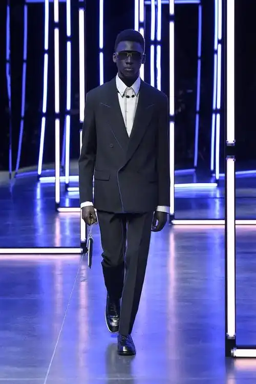 原创芬迪2021男装皮草睡衣羽绒百叶窗