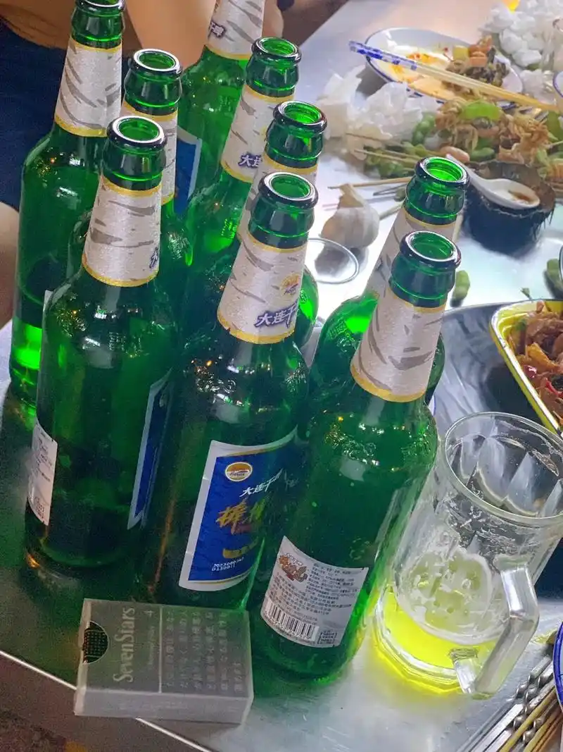 夜晚,室外小烧烤.#美食 #抖音美食推荐官  昨夜,哥仨相约 - 抖音