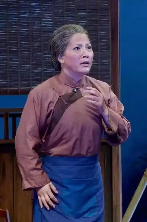 这位奶奶不简单每演一场圈粉一波