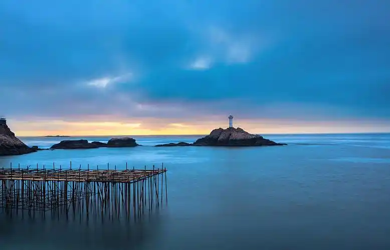 东极岛灯塔日落图片