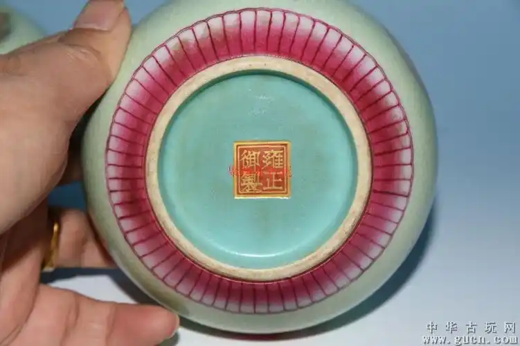 大清雍正御制青釉矾红仙鹤苹果尊一对