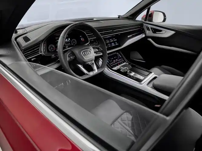 全新奥迪q7上市,68.98万元7座豪华suv改变你对路的理解