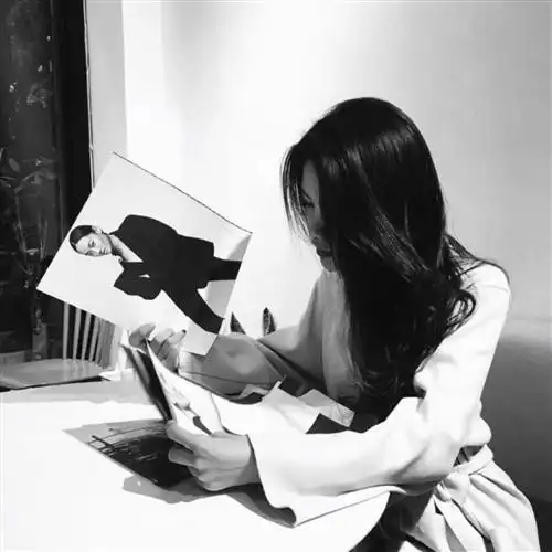 女生头像黑白伤感侧脸高清头像在没有光的时候陪着你