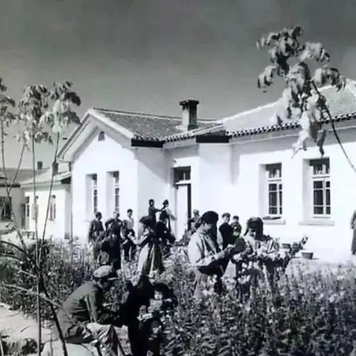 农一师十五团连队的土坯房和房前屋后自建的草把棚棚少数民族群众教